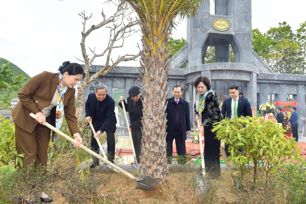 Ngành Ngân hàng phát động Tết trồng cây và chương trình chung tay xóa 1.000 căn nhà tạm, nhà dột nát Ngành Ngân hàng phát động Tết trồng cây và chương trình chung tay xóa 1.000 căn nhà tạm, nhà dột nát