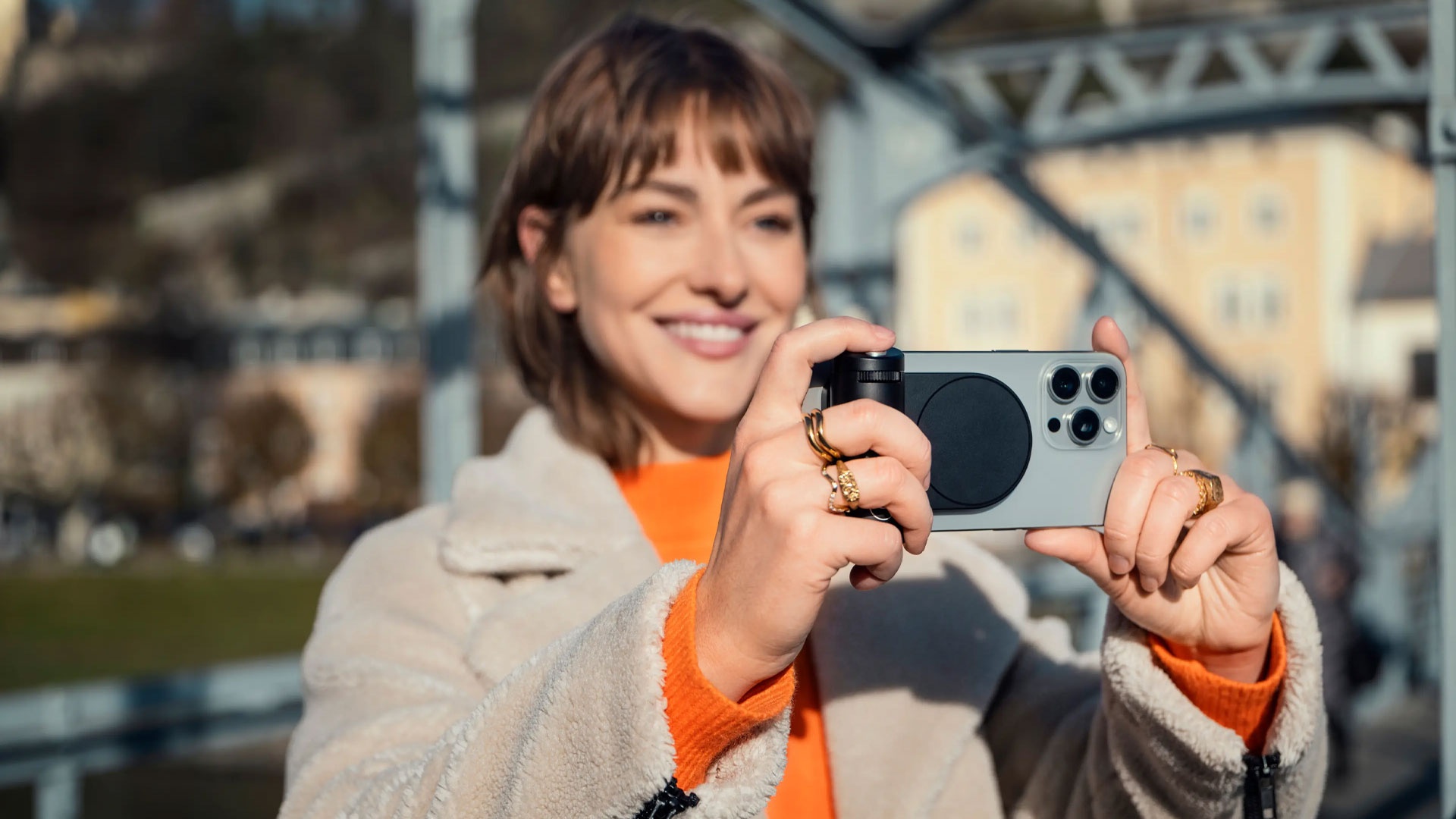 Leica trình làng phụ kiện hỗ trợ chụp ảnh cao cấp cho iPhone: Lux Grip