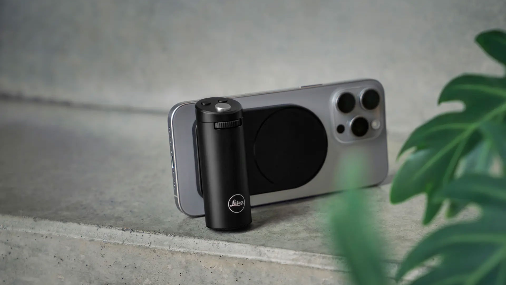 Leica trình làng phụ kiện hỗ trợ chụp ảnh cao cấp cho iPhone: Lux Grip