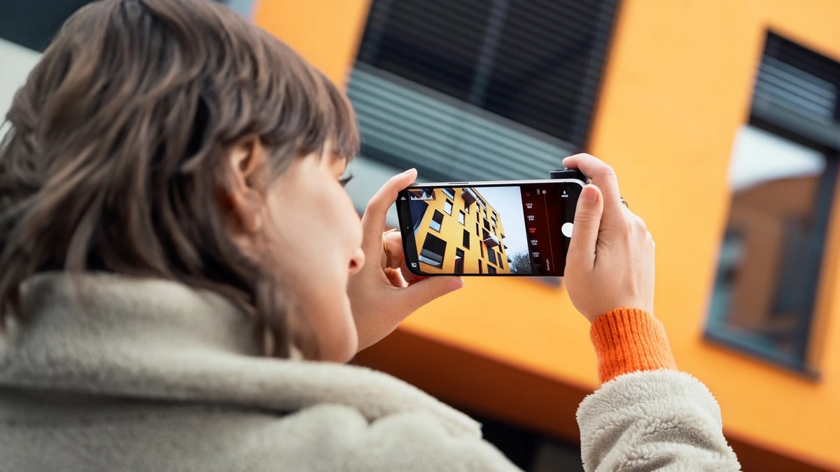 Leica trình làng phụ kiện hỗ trợ chụp ảnh cao cấp cho iPhone: Lux Grip