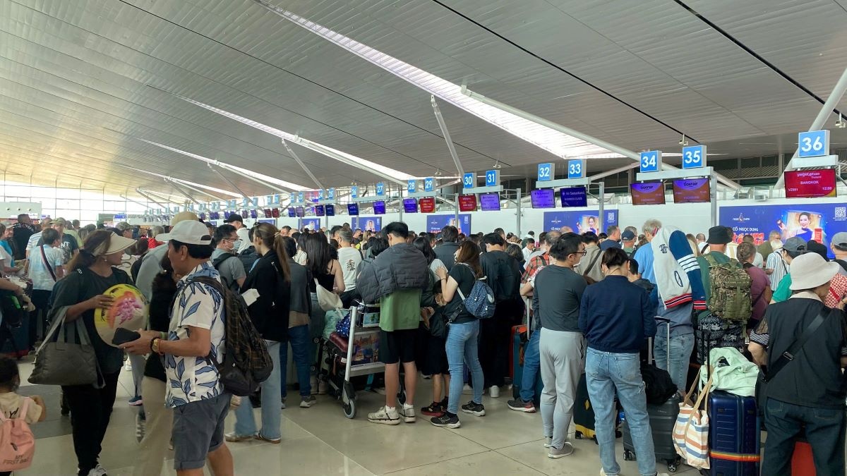   Cảng hàng không quốc tế Phú Quốc trong dịp Tết Nguyên đán ghi nhận tình trạng quá tải khách làm thủ tục. 
