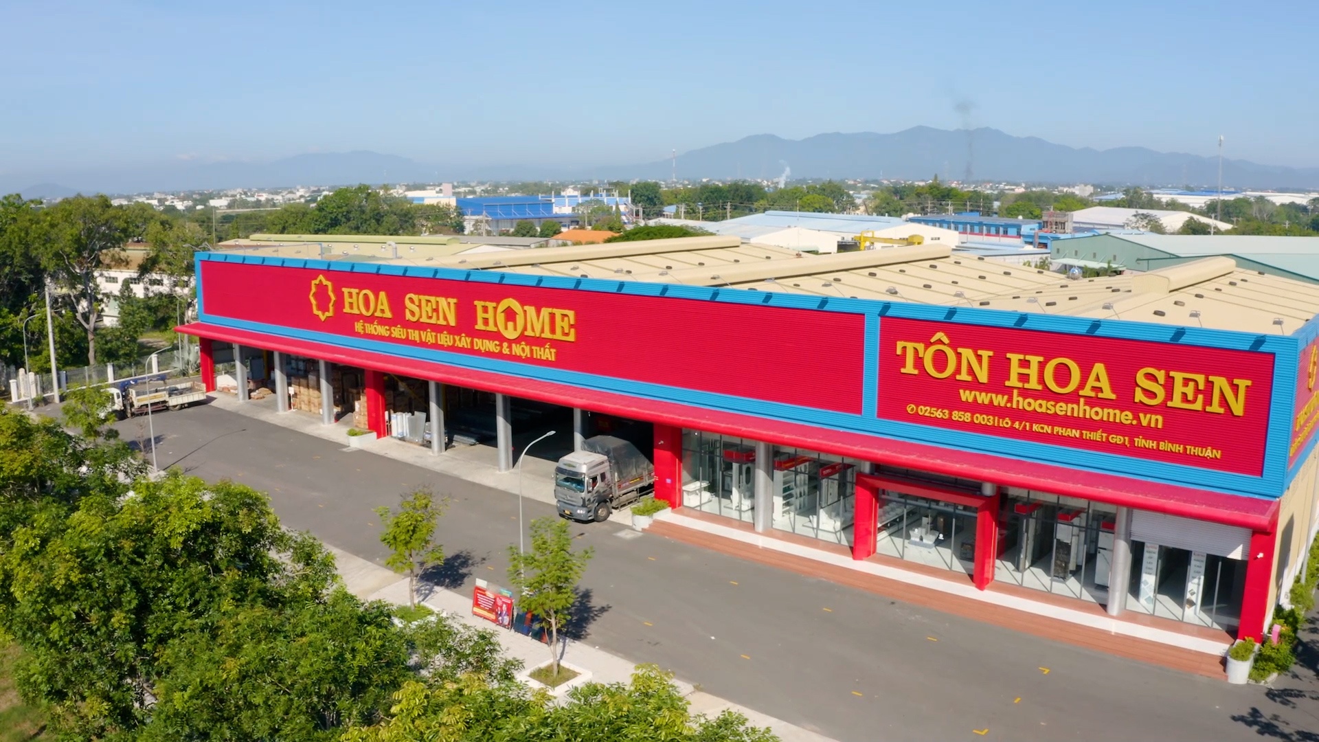 Hoa Sen Home tọa lạc tại KCN Phan Thiết được xem là hệ thống siêu thị có quy mô lớn nhất cả nước