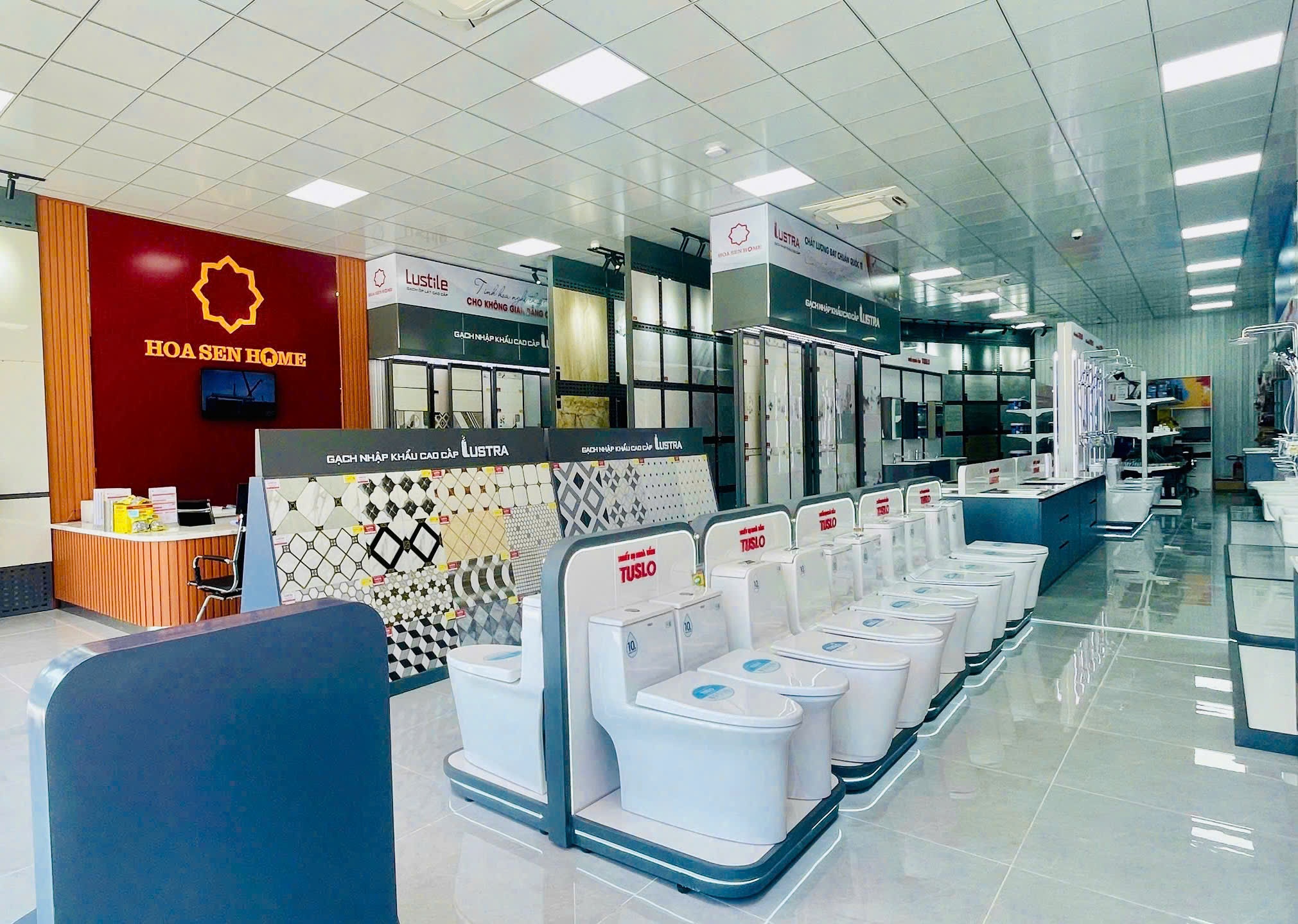 Tại Hoa Sen Home, tất cả thông tin về chủng loại, thương hiệu, quy cách, giá bán của sản phẩm đều được niêm yết công khai, rõ ràng và minh bạch, giúp khách hàng dễ dàng tham khảo và lựa chọn sản phẩm phù hợp.