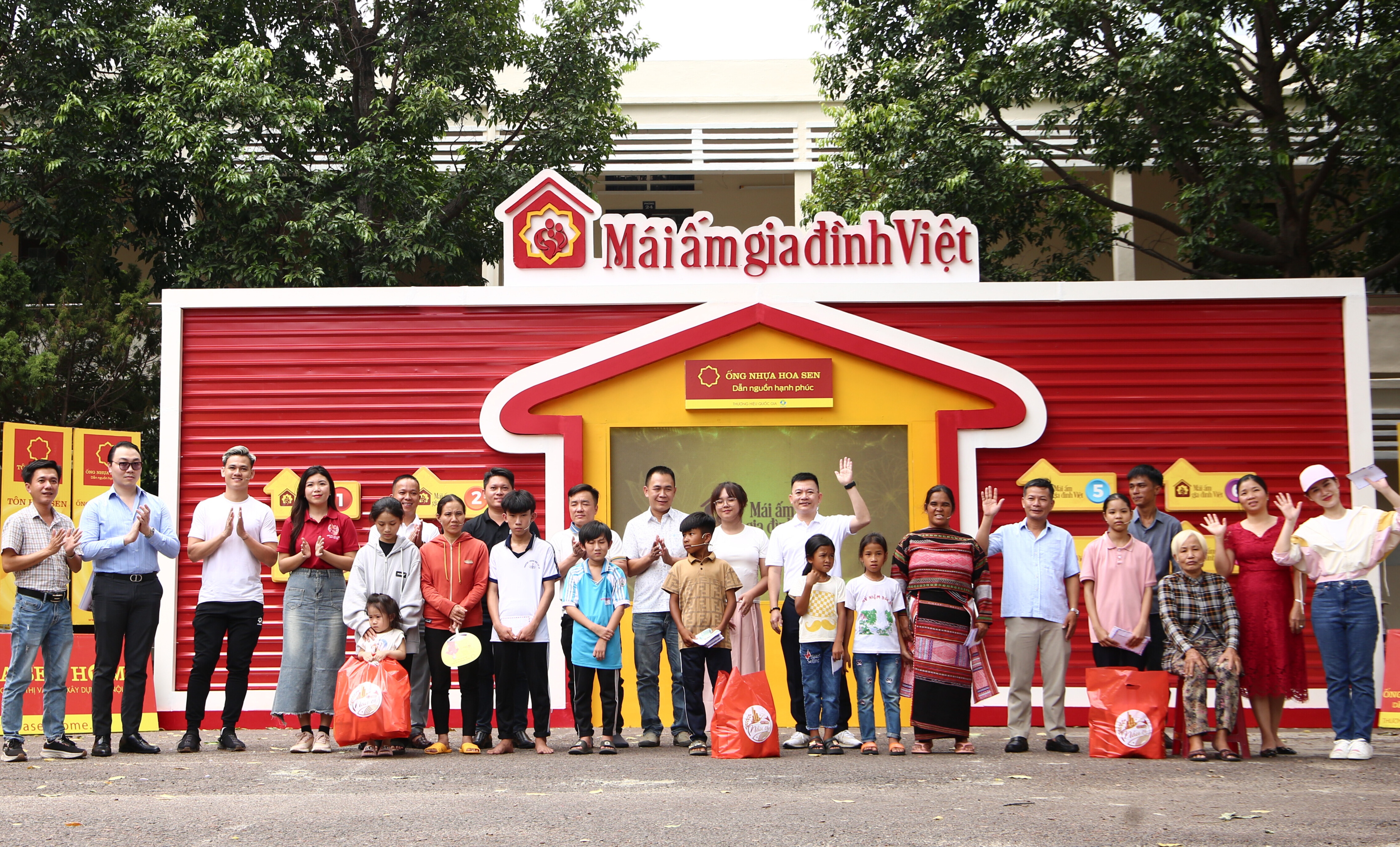 Hoa Sen Home và các đối tác, khách hàng cùng chung tay gửi tặng những phần quà ý nghĩa đến các em nhỏ mồ côi trong chương trình thiện nguyện Mái Ấm Gia Đình Việt.