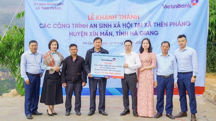 Ông Trương Quý Hào - Quyền Giám đốc VietinBank Hà Giang trao tặng các công trình ASXH cho xã Thèn Phàng