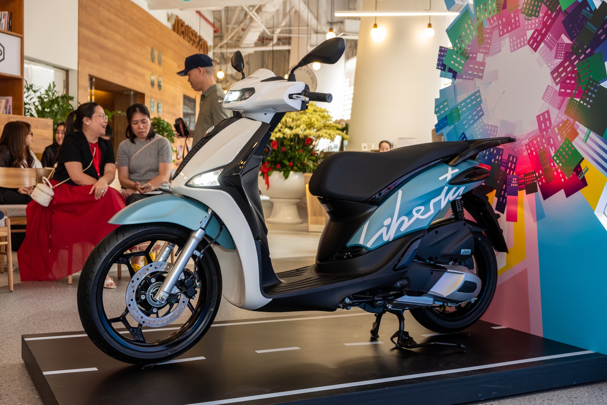 Piaggio Liberty 2025 ra mắt Việt Nam: Giá từ 57,5 triệu, dáng nam tính hơn, đấu Honda SH Mode- Ảnh 4. Piaggio Liberty 2025 ra mắt Việt Nam: Giá từ 57,5 triệu, dáng nam tính hơn, đấu Honda SH Mode- Ảnh 4.