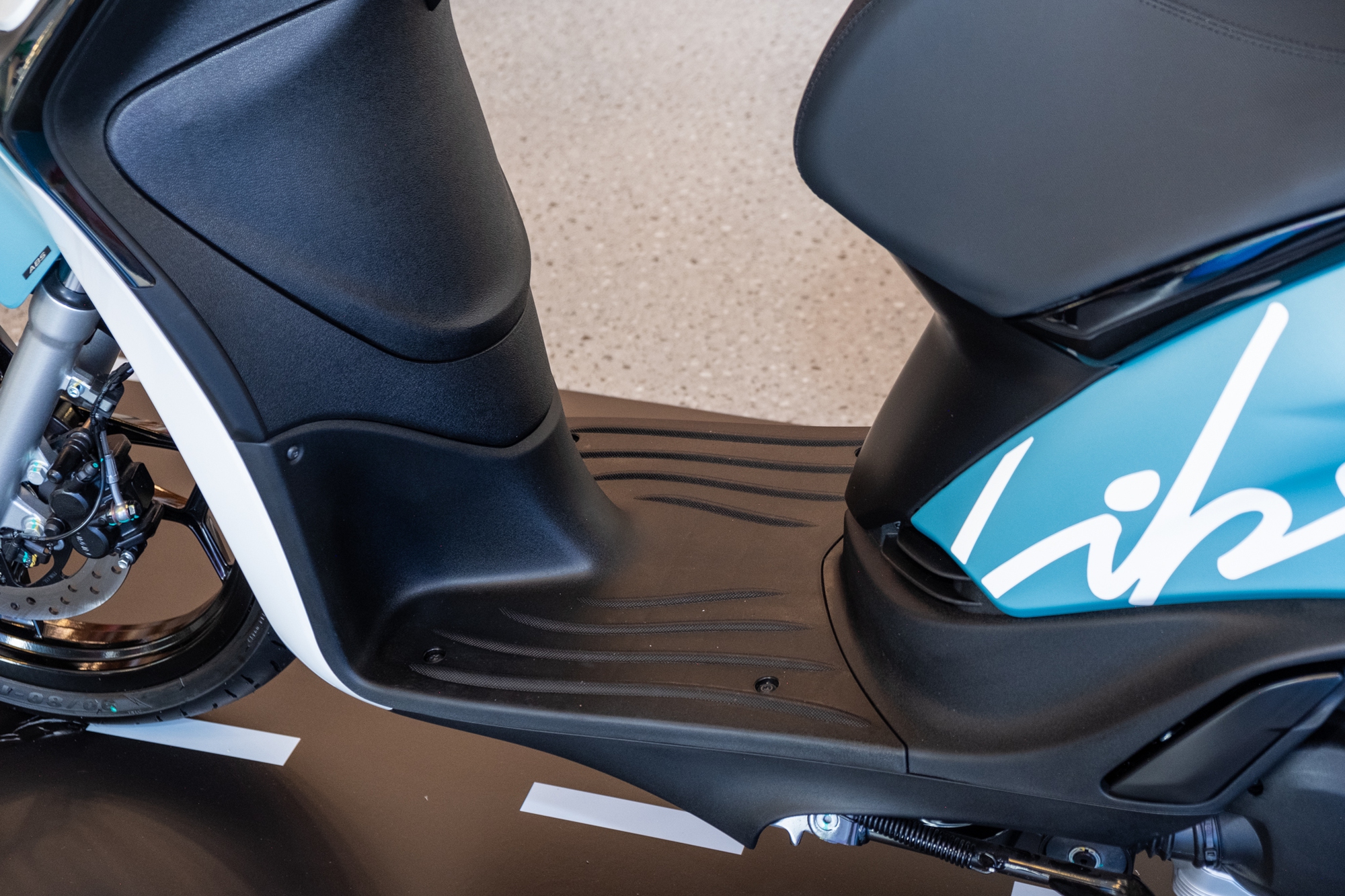 Piaggio Liberty 2025 ra mắt Việt Nam: Giá từ 57,5 triệu, dáng nam tính hơn, đấu Honda SH Mode- Ảnh 11. Piaggio Liberty 2025 ra mắt Việt Nam: Giá từ 57,5 triệu, dáng nam tính hơn, đấu Honda SH Mode- Ảnh 11.