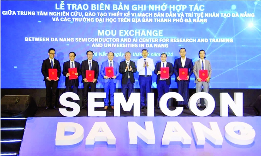 Dù đột phá về khoa học, công nghệ và chuyển đổi số là một thách thức lớn, nhưng Đà Nẵng sẽ quyết tâm thực hiện nghị quyết này bằng sự đoàn kết, đồng lòng và quyết liệt trong hành động Dù đột phá về khoa học, công nghệ và chuyển đổi số là một thách thức lớn, nhưng Đà Nẵng sẽ quyết tâm thực hiện nghị quyết này bằng sự đoàn kết, đồng lòng và quyết liệt trong hành động