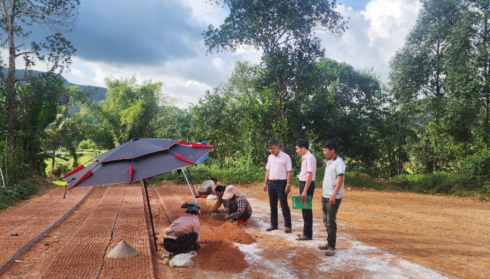 Chất lượng tín dụng ủy thác không ngừng được nâng cao, góp phần làm giảm tỷ lệ hộ nghèo trên địa bàn Quảng Ngãi. Chất lượng tín dụng ủy thác không ngừng được nâng cao, góp phần làm giảm tỷ lệ hộ nghèo trên địa bàn Quảng Ngãi.