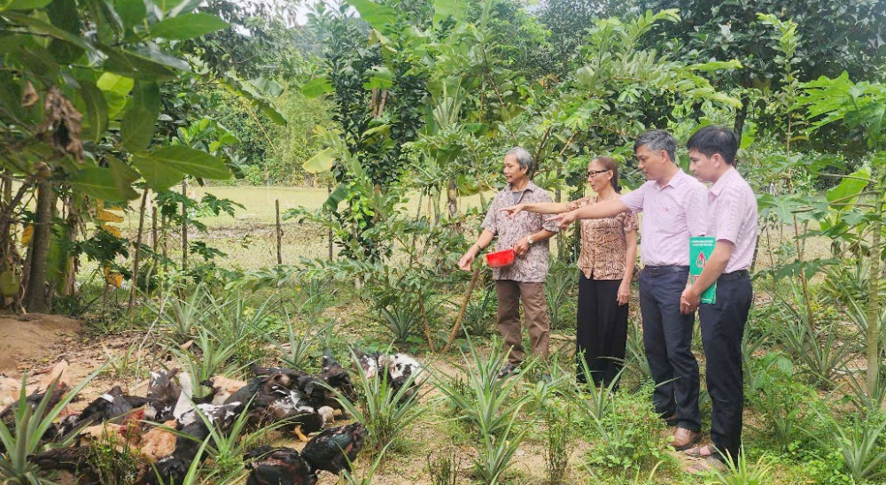 Hội đoàn thể các cấp phân công, bố trí ổn định cán bộ làm ủy thác có đủ năng lực, trình độ, nhiệt tình và trách nhiệm để chỉ đạo và tổ chức thực hiện ủy thác ở các cấp hội... Hội đoàn thể các cấp phân công, bố trí ổn định cán bộ làm ủy thác có đủ năng lực, trình độ, nhiệt tình và trách nhiệm để chỉ đạo và tổ chức thực hiện ủy thác ở các cấp hội...