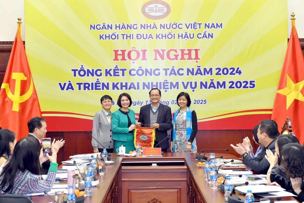 Bàn giao Cờ luân lưu của Khối cho Cục Công nghệ thông tin - Trưởng Khối năm 2025