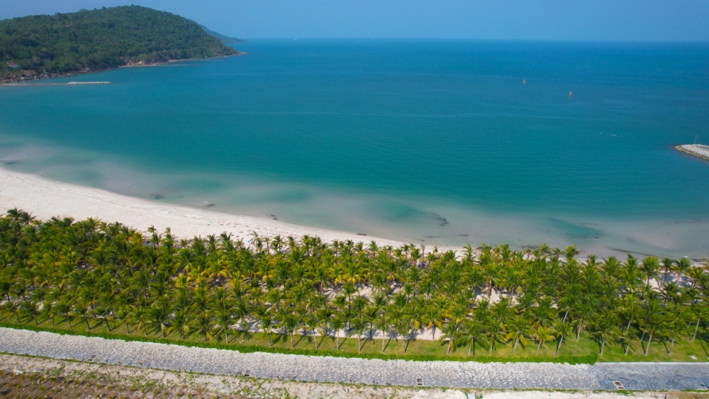 Dự án Selavia với vị trí đắc địa “Tứ cận - Tứ linh” hoàn hảo: Cận hải, cận sơn, cận thị, cận lộ, cùng năng lượng thiên nhiên an lành và hài hòa, sở hữu bãi biển dài hơn 2km với vẻ đẹp hoang sơ và thuần khiết