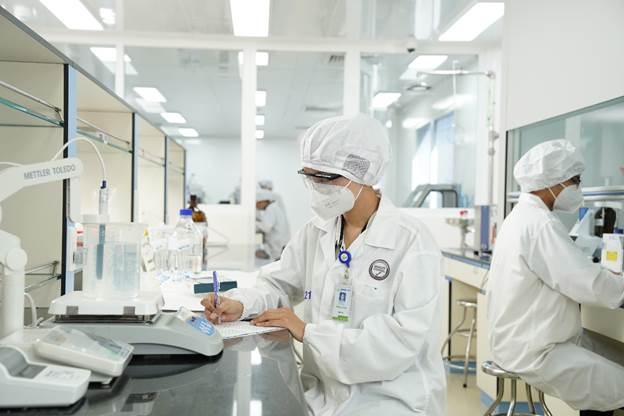 Nhân viên làm việc tại phòng Lab của nhà máy Công nghệ cao đạt chuẩn EU-GMP của Imexpharm. Ảnh: Imexpharm Nhân viên làm việc tại phòng Lab của nhà máy Công nghệ cao đạt chuẩn EU-GMP của Imexpharm. Ảnh: Imexpharm