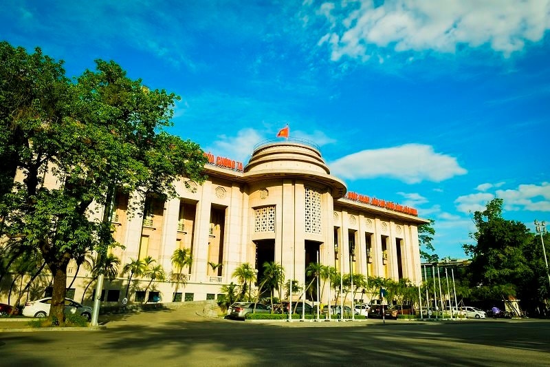 Lãi suất liên ngân hàng tiếp tục giảm ở tất cả kỳ hạn, NHNN hút ròng trên thị trường mở