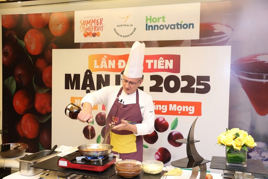 Bếp trưởng 5 sao, Christophe Depuichaffray đang hướng dẫn khách mời, cách chế biến những món ăn sáng tạo và độc đáo với mận Úc. Bếp trưởng 5 sao, Christophe Depuichaffray đang hướng dẫn khách mời, cách chế biến những món ăn sáng tạo và độc đáo với mận Úc.