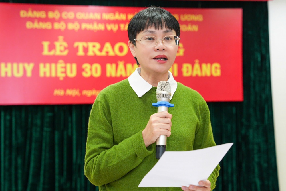 Trao huy hiệu 30 năm tuổi Đảng cho đảng viên Đảng bộ bộ phận Vụ Tài chính kế toán