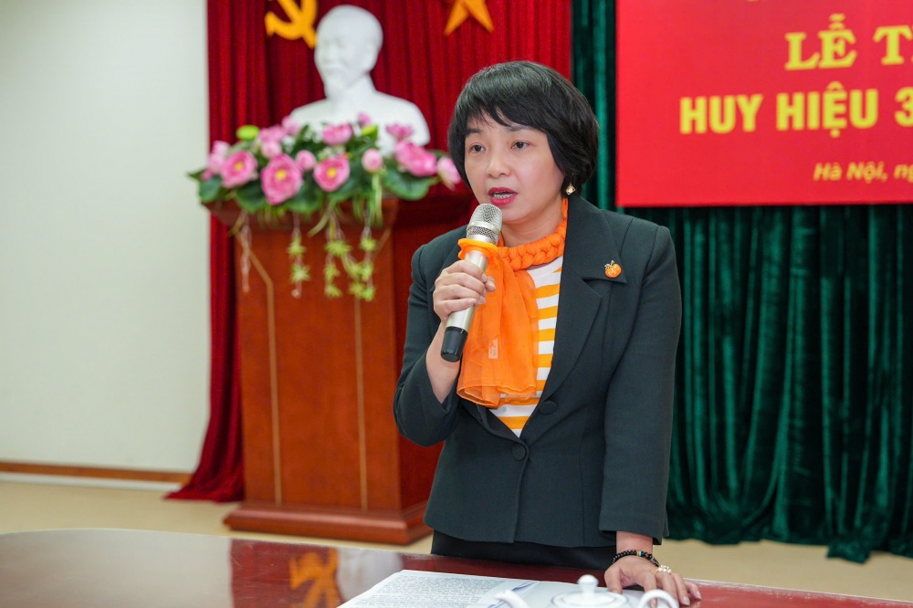 Trao huy hiệu 30 năm tuổi Đảng cho đảng viên Đảng bộ bộ phận Vụ Tài chính kế toán