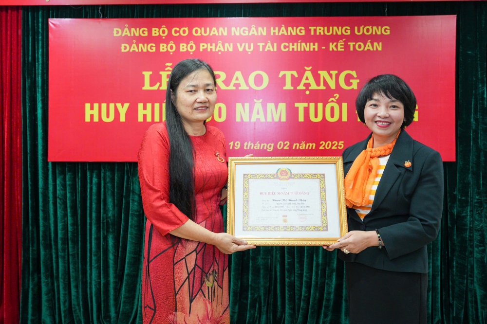Trao huy hiệu 30 năm tuổi Đảng cho đảng viên Đảng bộ bộ phận Vụ Tài chính kế toán