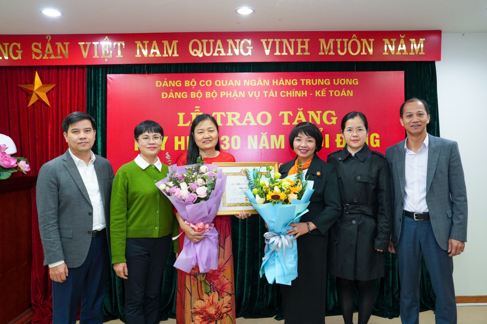 Trao huy hiệu 30 năm tuổi Đảng cho đảng viên Đảng bộ bộ phận Vụ Tài chính kế toán