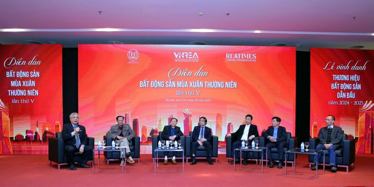 Các diễn giả thảo luận tại diễn đàn