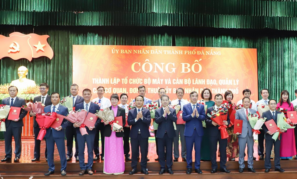 Lãnh đạo trao quyết định thành lập các sở và quyết định bổ nhiệm giám đốc, các phó giám đốc 5 sở Lãnh đạo trao quyết định thành lập các sở và quyết định bổ nhiệm giám đốc, các phó giám đốc 5 sở