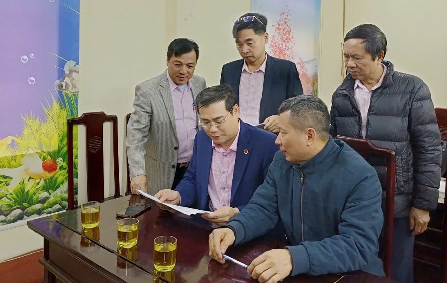 Đoàn công tác NHCSXH trao đổi với hộ vay ở xã Vạn Hoà, thành phố Lào Cai Đoàn công tác NHCSXH trao đổi với hộ vay ở xã Vạn Hoà, thành phố Lào Cai