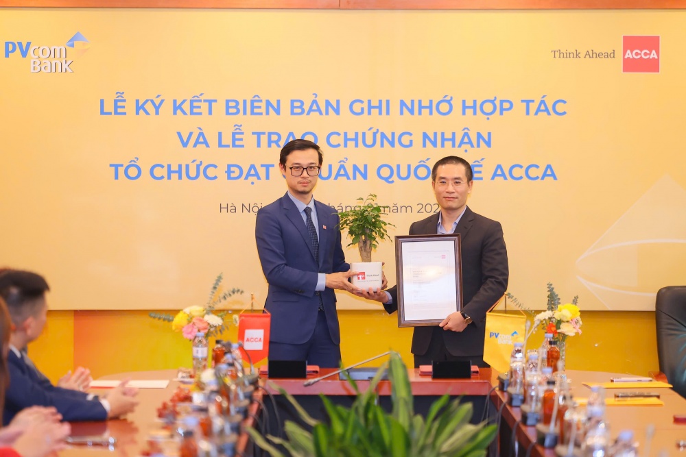 Đại diện ACCA trao chứng nhận “Tổ chức Đạt chuẩn Quốc tế ACCA” (ACCA Approved Employer) cho đại diện PVcomBank