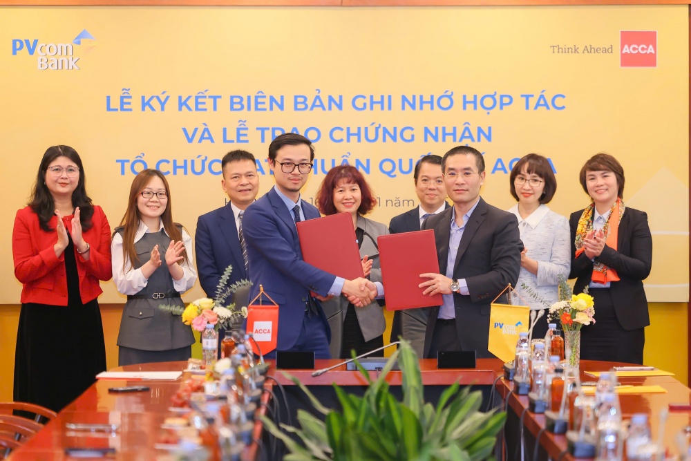 Tại buổi lễ, đại diện ACCA và đại diện PVcomBank đã ký kết biên bản ghi nhớ hợp tác