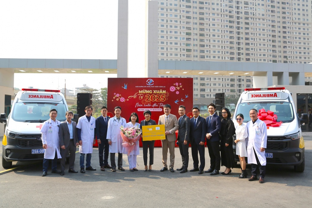 PVcomBank tài trợ 2 xe cứu thương cho Bệnh viện Nhi Hà Nội PVcomBank tài trợ 2 xe cứu thương cho Bệnh viện Nhi Hà Nội
