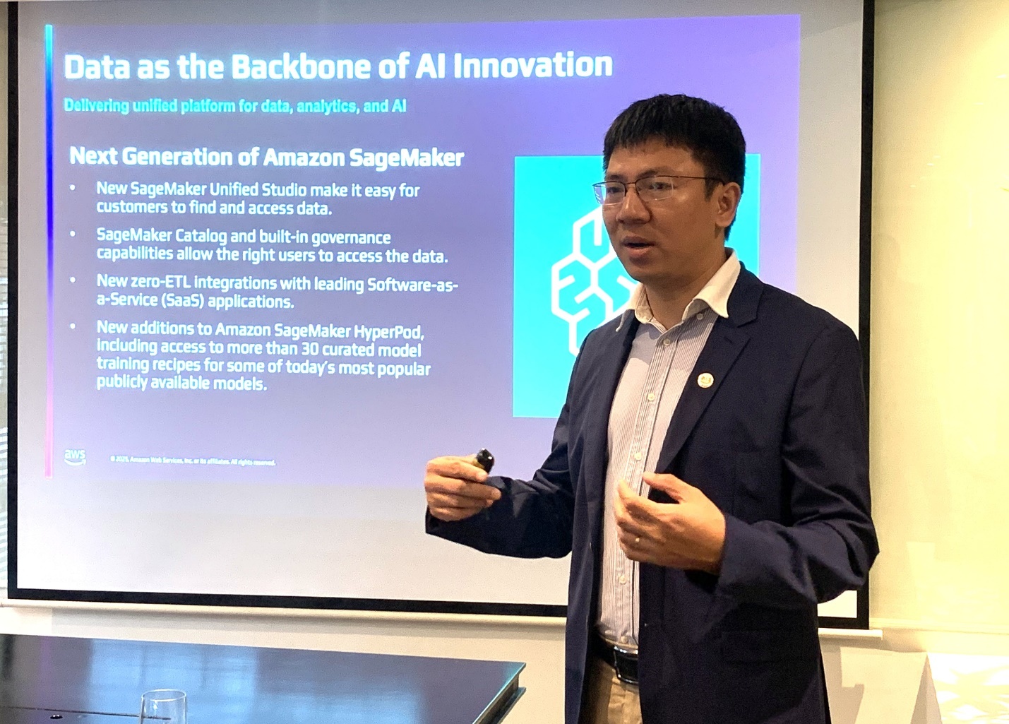 Ông Hoàng Hiếu, Trưởng phòng Kiến trúc Giải pháp, AWS Việt Nam chia sẻ về mô hình Amazon Nova Ông Hoàng Hiếu, Trưởng phòng Kiến trúc Giải pháp, AWS Việt Nam chia sẻ về mô hình Amazon Nova