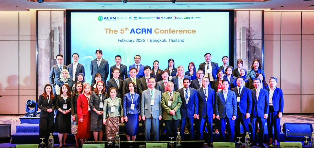 Đoàn đại biểu ACRN chụp ảnh cùng Ban tổ chức và các diễn giả Hội nghị