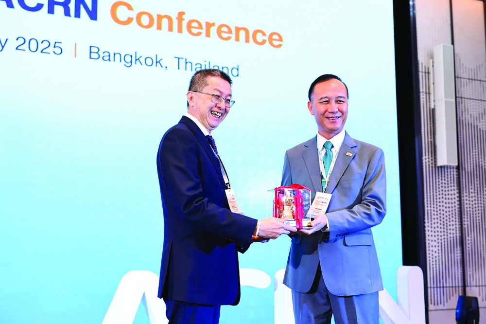 Ông Cao Văn Bình - Chủ tịch ACRN tặng quà cho ông Surapol Opassatain – Chủ tịch kiêm Giám đốc điều hành Cơ quan TTTD Quốc gia Thái Lan (NCB) - đại diện Ban Tổ chức