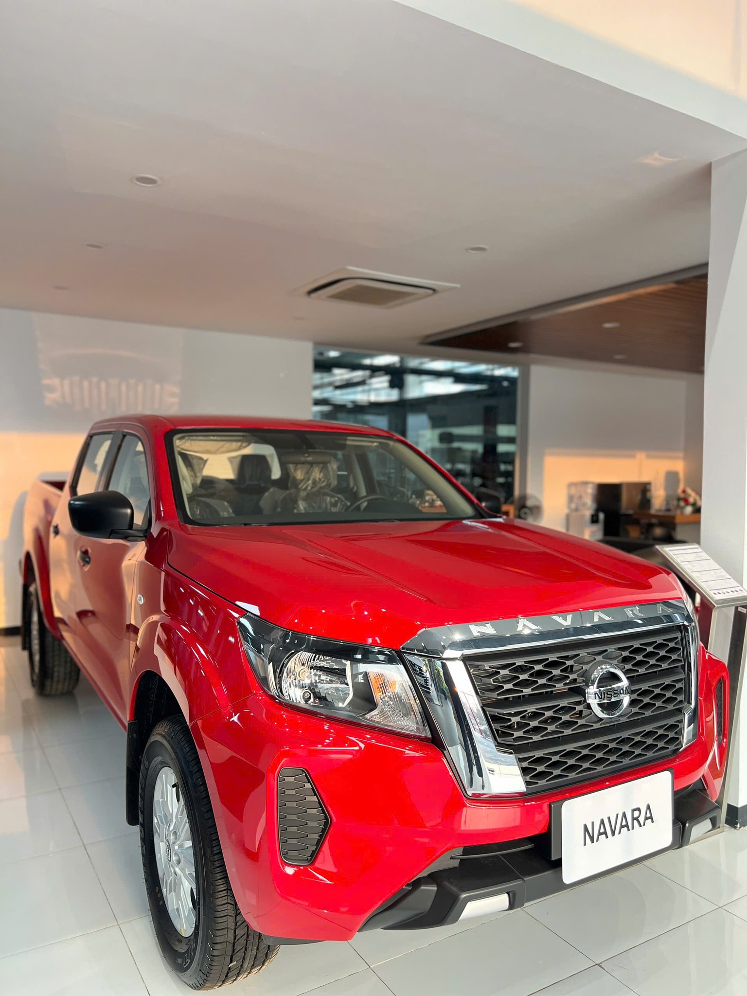 Nissan Navara giảm hơn 80 triệu tại đại lý: Giá thực tế rẻ nhất phân khúc, tăng sức cạnh tranh với Triton, Hilux- Ảnh 4. Nissan Navara giảm hơn 80 triệu tại đại lý: Giá thực tế rẻ nhất phân khúc, tăng sức cạnh tranh với Triton, Hilux- Ảnh 4.