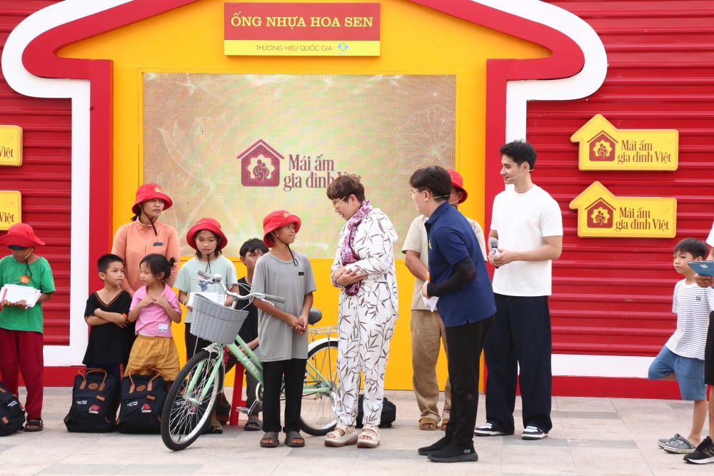 Khán giả, đối tác và khách hàng của Hệ thống Hoa Sen Home cùng san sẻ yêu thương với các em nhỏ mồ côi trong chương trình