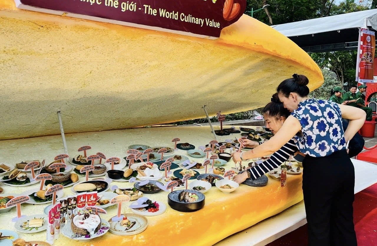 Một bữa tiệc buffet đặc sắc với những món bánh mì độc đáo và hấp dẫn đến từ nhiều quốc gia và Việt Nam