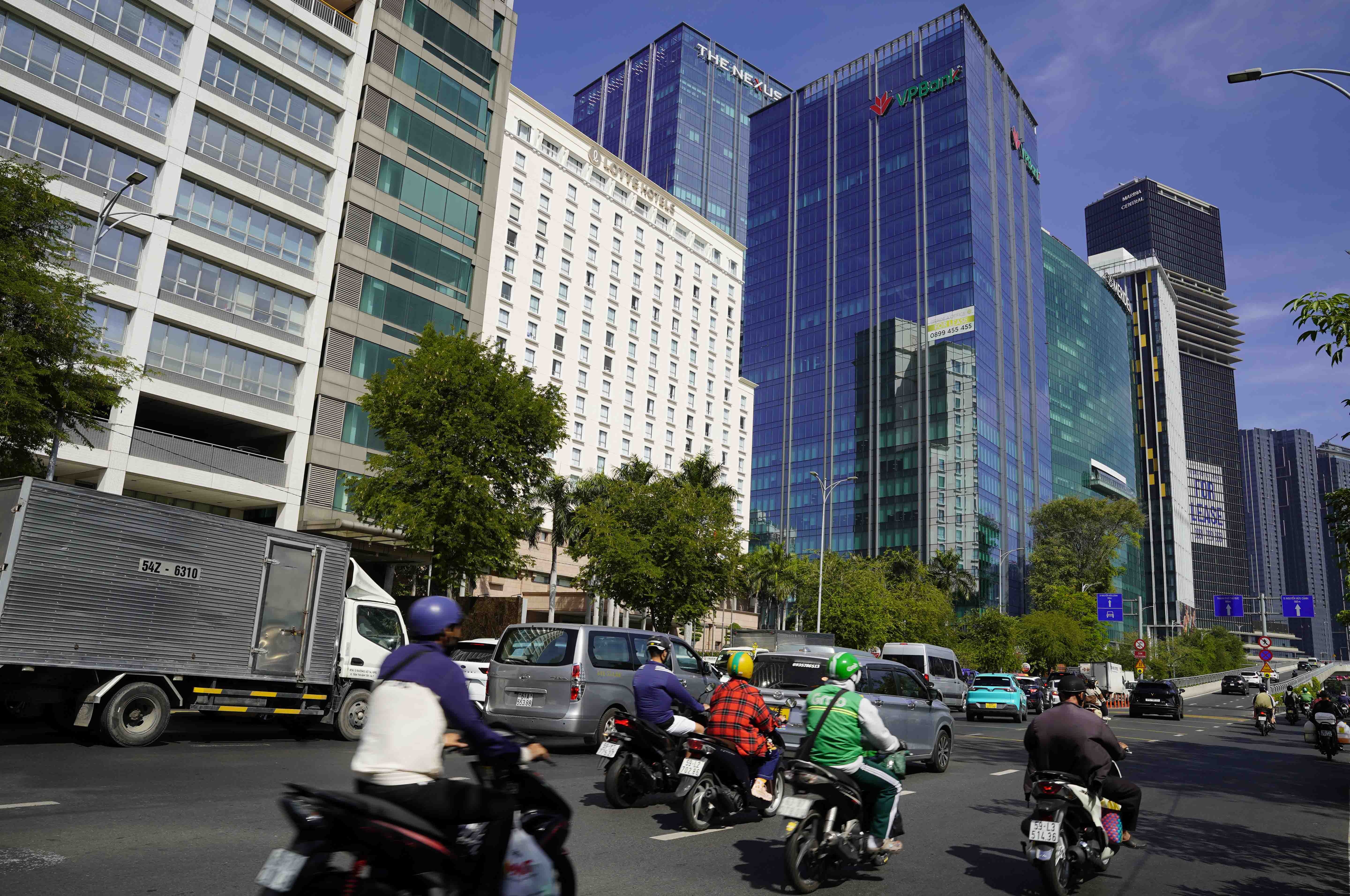 Các chuyên gia cho rằng, hạ tầng thiếu hụt nên tăng đầu tư công là một giải pháp tạo hiệu ứng lan tỏa cho tăng trưởng kinh tế - Ảnh: Đình Hải