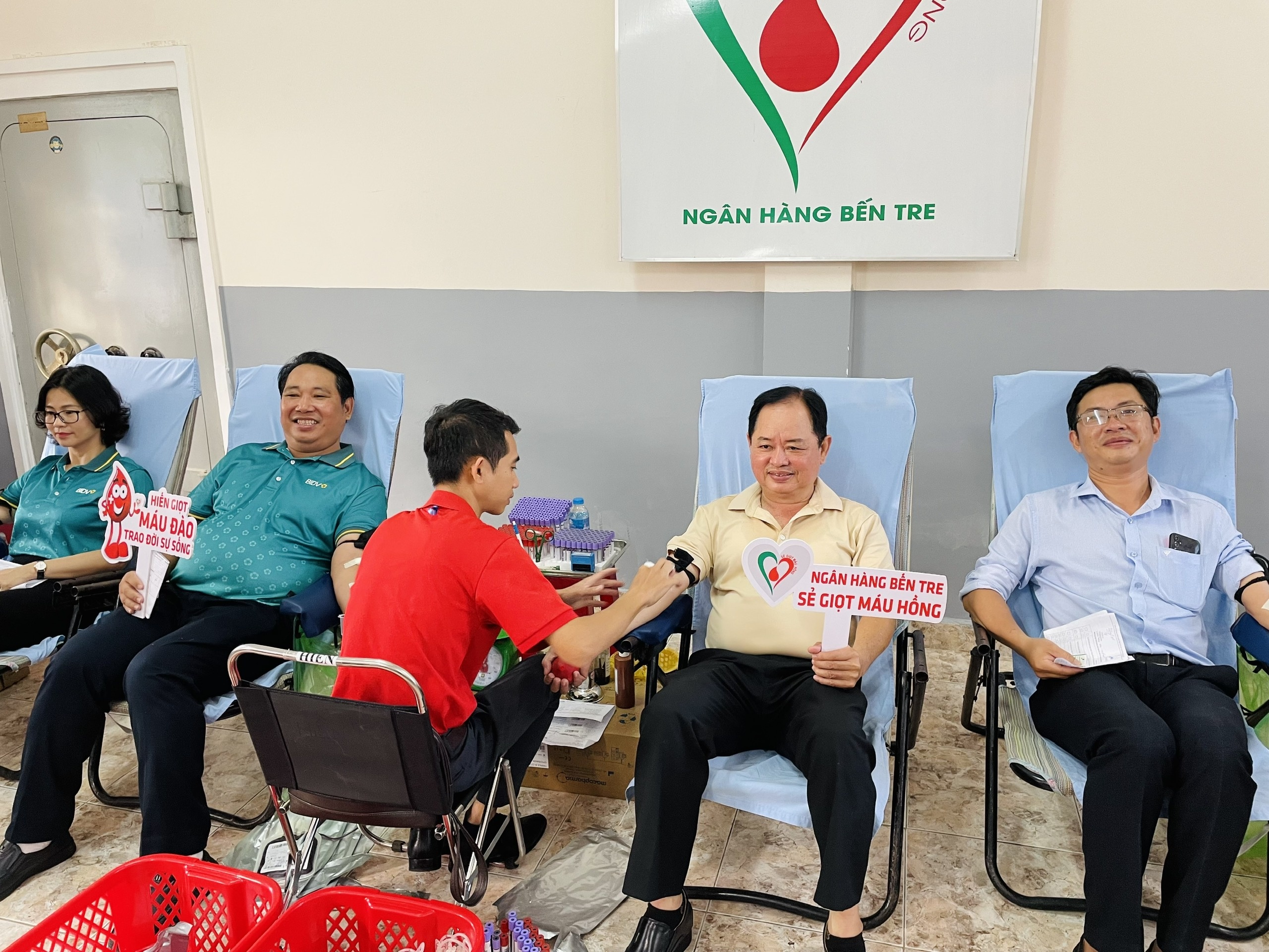 Công chức, người lao động ngành Ngân hàng tỉnh Bến Tre tham gia hiến máu tình nguyện.