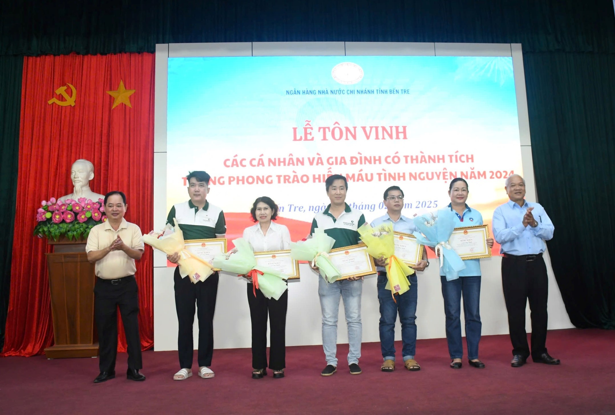 Trao Bằng khen của UBND tỉnh cho 06 cá nhân có thành tích xuất sắc trong phong trào HMTN năm 2024.