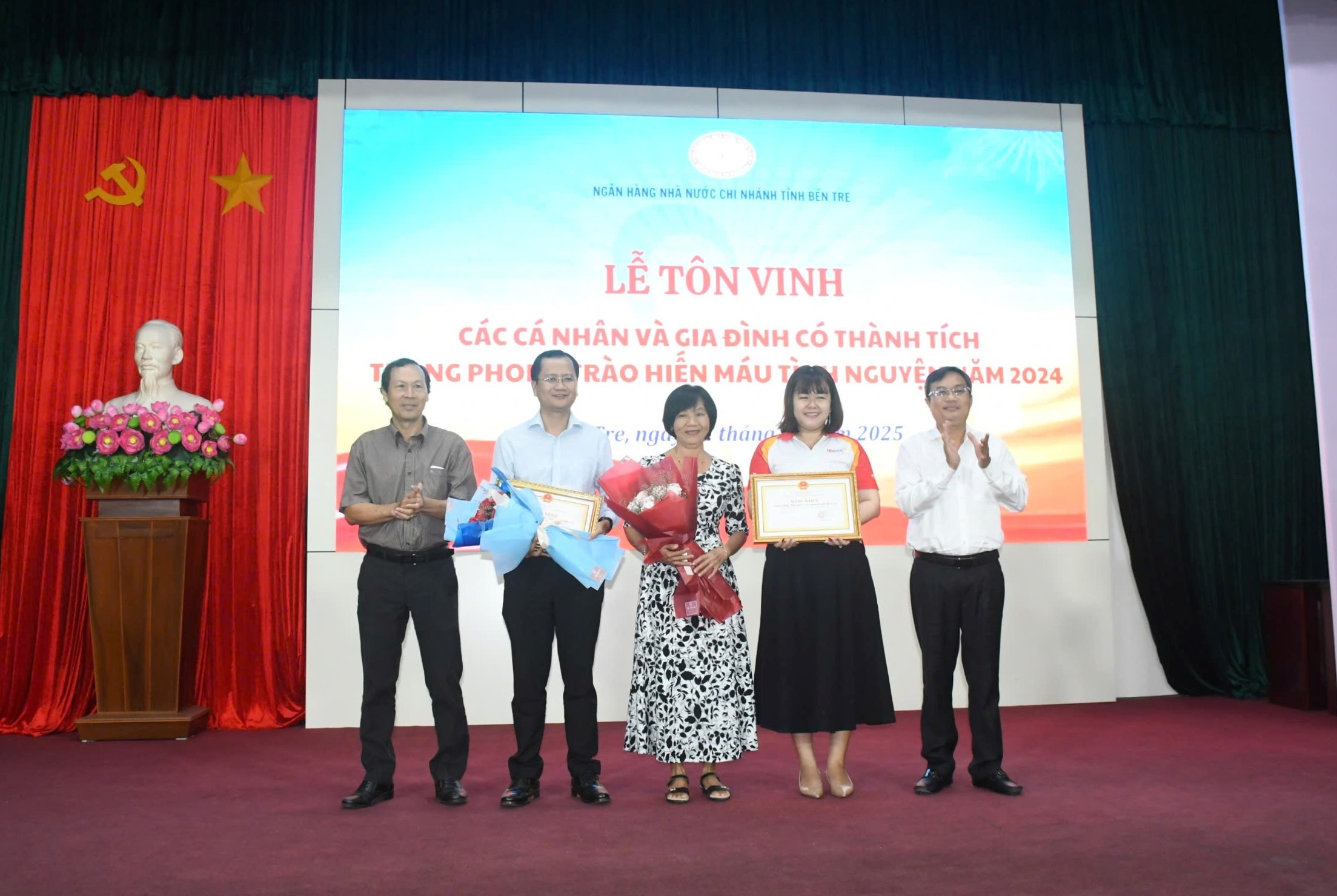 Trao Bằng khen của UBND tỉnh cho 02 gia đình có thành tích xuất sắc trong phong trào HMTN năm 2024.