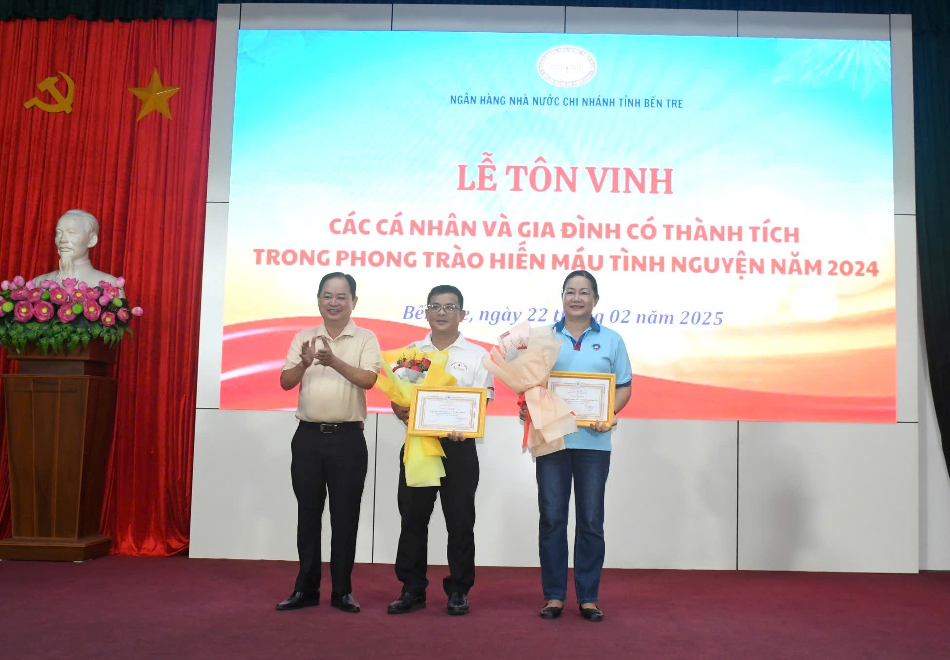 Trao Giấy khen của HCTĐ tỉnh Bến Tre cho 02 gia đình có thành tích HMTN từ 10 lần trở lên