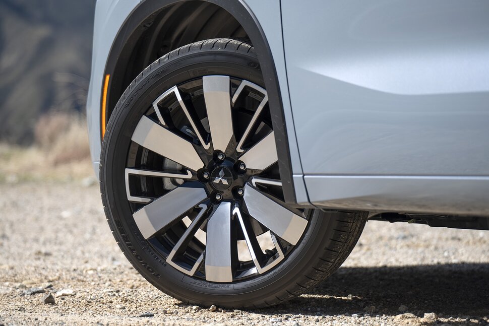 Mitsubishi Outlander 2025 chốt giá quy đổi từ 755 triệu đồng: Màn hình lớn, loa xịn, giảm hẳn độ ồn cạnh tranh CR-V- Ảnh 5. Mitsubishi Outlander 2025 chốt giá quy đổi từ 755 triệu đồng: Màn hình lớn, loa xịn, giảm hẳn độ ồn cạnh tranh CR-V- Ảnh 5.