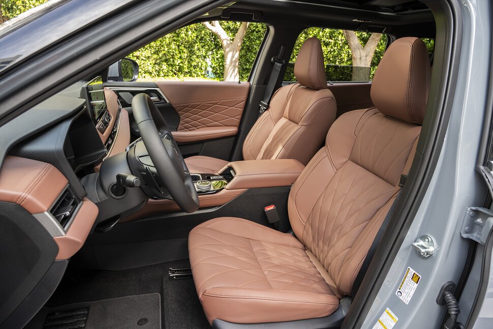 Mitsubishi Outlander 2025 chốt giá quy đổi từ 755 triệu đồng: Màn hình lớn, loa xịn, giảm hẳn độ ồn cạnh tranh CR-V- Ảnh 6. Mitsubishi Outlander 2025 chốt giá quy đổi từ 755 triệu đồng: Màn hình lớn, loa xịn, giảm hẳn độ ồn cạnh tranh CR-V- Ảnh 6.