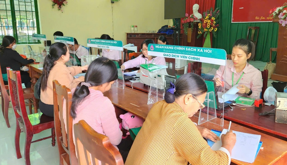 A 4. Một buổi giao dịch lưu động của Ngân hàng Chính sách xã hội, chi nhánh Ninh Thuận.