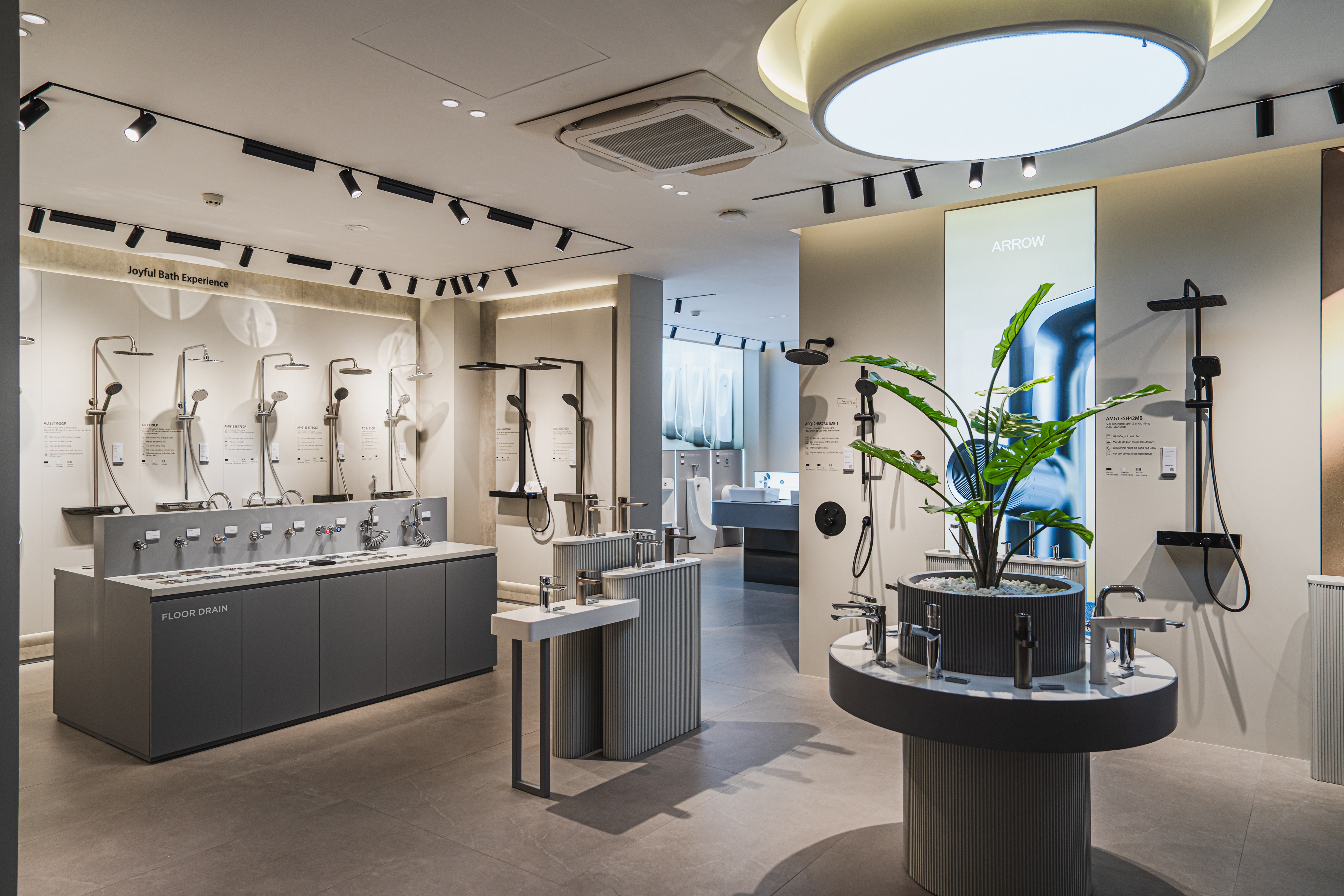 Không gian trưng bày đa dạng theo hình thức trải nghiệm thực tế tại showroom ARROW
