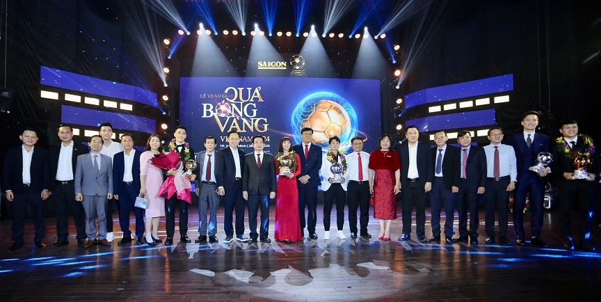 Các đại biểu chụp ảnh lưu niệm tại lễ trao Giải thưởng Quả bóng vàng Việt Nam 2024