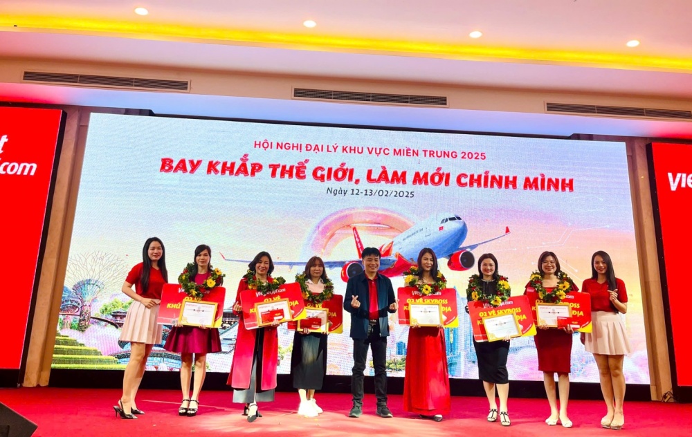 Ông Trần Hoàng Linh - Giám đốc chi nhánh miền Trung Vietjet  trao quà cho các đại  lý xuất sắc tại khu vực