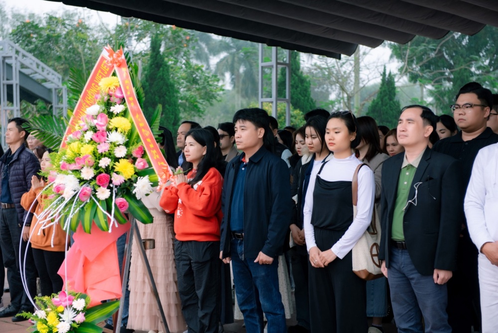 CB, NV chi nhánh miền Trung Vietjet cùng đại diện các địa lý đến dâng hương tại Thành cổ Quảng Trị