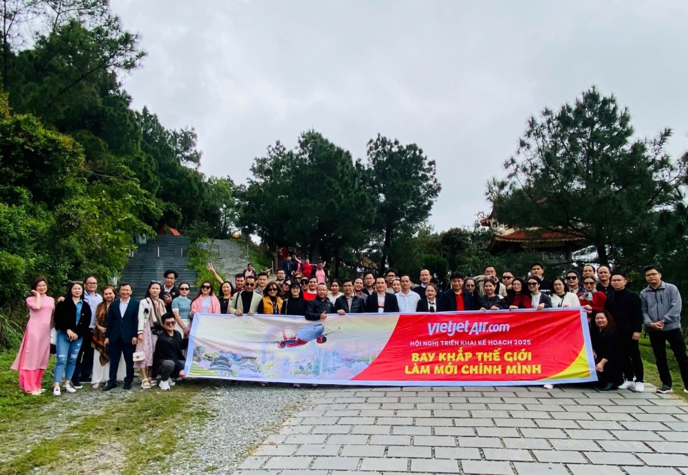 CB,NV chi nhánh miền Trung Vietjet cùng đại diện các địa lý đến dâng hương và chụp ảnh lưu niệm tại khu mộ Bác Võ Nguyên Giáp tại Quảng Bình