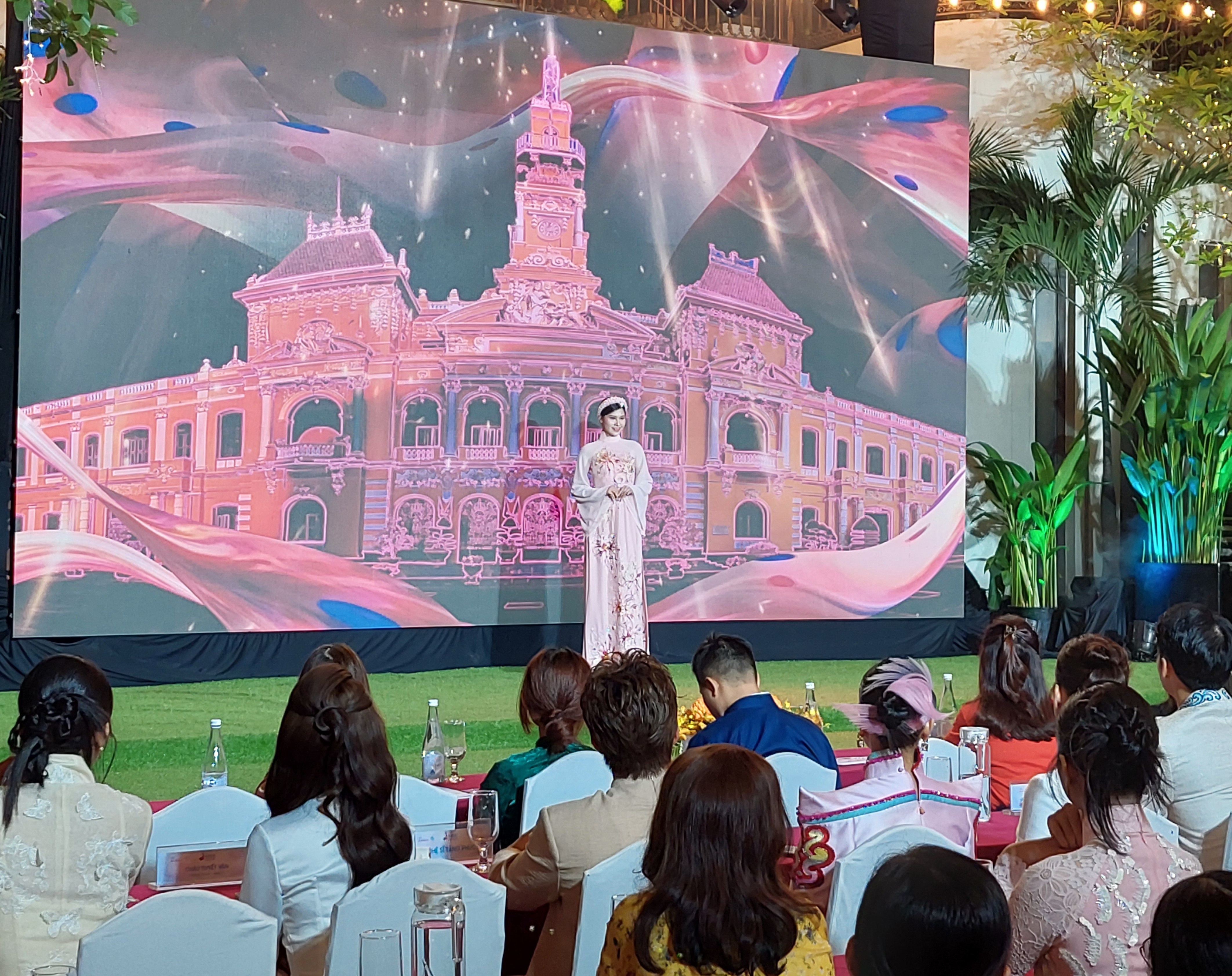 Biểu diễn các bộ sưu tập áo dài tại buổi họp báo Lễ hội áo dài lần thứ 11 năm 2025