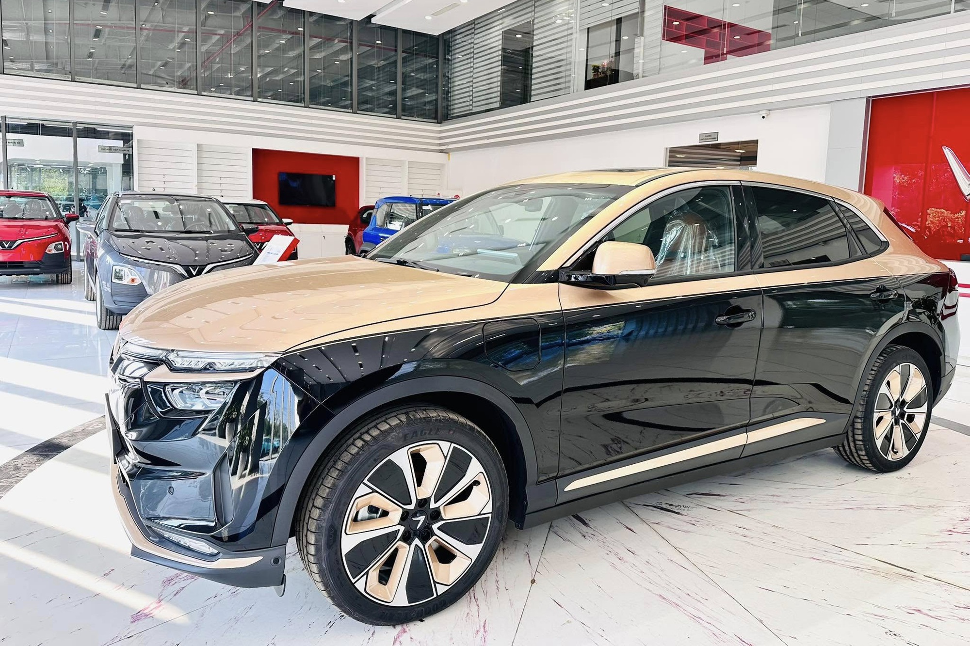 Loạt xe VinFast điều chỉnh giá từ tháng 3: VF 3 còn 299 triệu, VF 9 còn gần 1,5 tỷ, đều kèm pin, miễn phí sạc đến hết 2027- Ảnh 2. Loạt xe VinFast điều chỉnh giá từ tháng 3: VF 3 còn 299 triệu, VF 9 còn gần 1,5 tỷ, đều kèm pin, miễn phí sạc đến hết 2027- Ảnh 2.